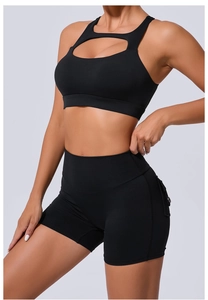 Détail de l'ensemble de yoga noir avec brassière ajourée et short à poches cargo