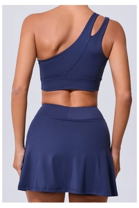 Vue arrière du soutien-gorge de sport à une épaule bleu foncé et de l'ensemble jupe de yoga