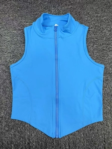 Dettaglio del gilet sportivo blu reale da donna con collo alto e orlo a V alla moda