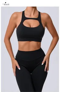 Vue de face du débardeur de yoga noir à découpe et legging de fitness taille haute assorti