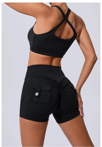 Détail du short de sport cargo noir taille haute avec effet push-up et poches latérales