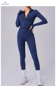 Détail d'une combinaison de yoga bleu marine avec fermeture éclair au col et tissu stretch