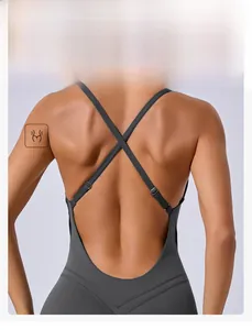 Détail des bretelles croisées réglables dans le dos d'un body de yoga gris foncé