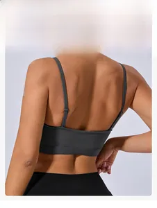 Détail du soutien-gorge de sport gris avec boucle réglable et design élégant du dos en U