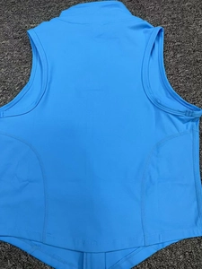 Dettaglio del tessuto elastico e delle cuciture ergonomiche del gilet sportivo