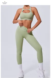Détail de l'ensemble de yoga vert avocat avec legging taille haute et soutien-gorge
