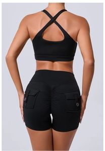 Détail de la brassière croisée et du legging push-up avec poches cargo latérales