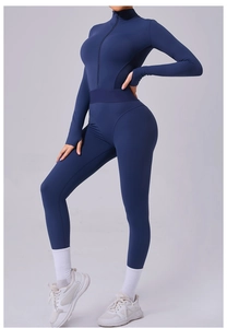 Détails de la combinaison de yoga bleu foncé avec passe-pouces et mesh respirant