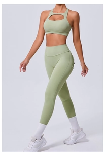 Ensemble de yoga vert sauge avec brassière découpée et legging taille haute à poches latérales
