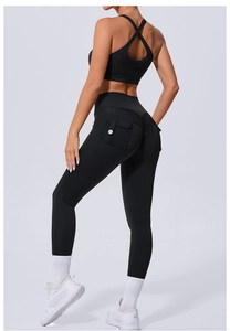 Vue détaillée du legging de yoga noir avec poche cargo latérale et accent bouton blanc