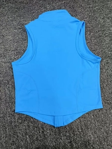 Dettaglio del gilet sportivo blu con colletto rialzato e orlo a V invertito alla moda