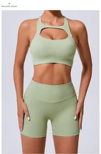 Détail de la brassière sport vert avocat évidée et du short de yoga à taille haute