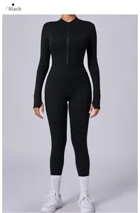 Détail d'une combinaison de sport noire à manches longues avec des trous pour les pouces