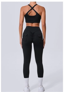 Vue détaillée du dos d'une brassière de yoga noire et d'un legging à taille haute