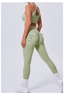 Détail du pantalon de yoga taille haute avec poches cargo et couture push-up vert clair