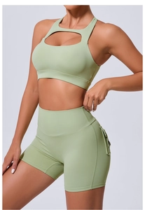 Détail de la brassière de yoga vert avocat et du short taille haute avec poche