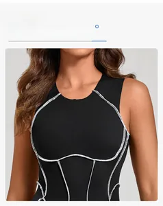 Vue détaillée de la combinaison de sport avec coutures blanches contrastées et ajustées