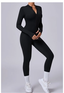 Détail de la combinaison de sport noire avec passe-pouces et décolleté à demi-zip