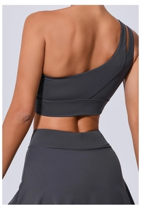 Détail du dos d'un soutien-gorge de sport anthracite à une épaule au design asymétrique