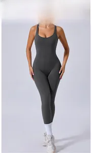 Vue avant d'une combinaison de yoga gris anthracite avec bretelles réglables