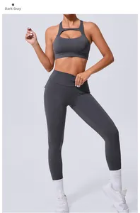 Détail d'un soutien-gorge de sport gris foncé avec découpe et legging de yoga
