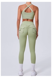 Détail de l'ensemble de yoga vert avocat avec legging taille haute et poches latérales à rabat