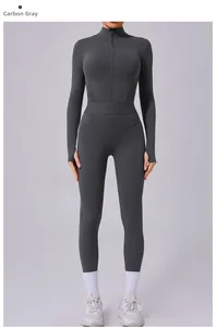 Détail frontal du body de yoga gris anthracite à manches longues avec zip et passe-pouces