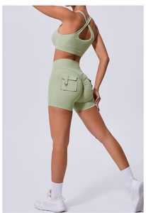Détail du short de yoga vert sauge avec poche cargo et couture froncée effet push-up