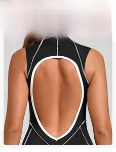 Vue macro du body de sport noir montrant la découpe ovale au dos et les bordures blanches