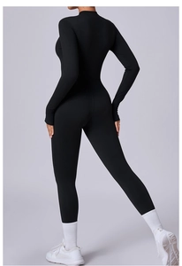 Vue détaillée de la combinaison de yoga noire à manches longues avec passe-pouces et demi-zip