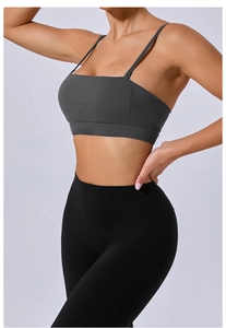 Détail de la brassière de sport gris foncé et du legging de yoga noir taille haute