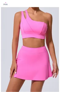 Détail d'un ensemble brassière de yoga rose asymétrique et jupe avec découpe