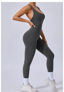 Vue latérale d'une combinaison de yoga gris foncé avec dos croisé et coupe ajustée sport
