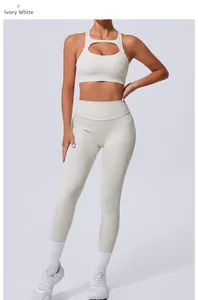 Détail de l'ensemble de yoga ivoire avec brassière ajourée et legging taille haute