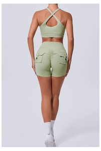 Détail du soutien-gorge de sport dos croisé et short taille haute froncé avec poches