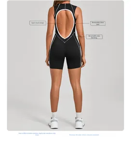 Détail du dos nu et des coutures contrastées sur ce combishort de sport extensible