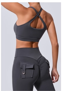 Vue détaillée de la brassière de sport gris foncé avec dos croisé et legging de yoga taille haute