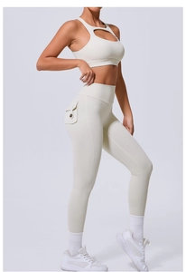 Détail du legging de yoga à taille haute avec poche latérale et tissu hautement élastique