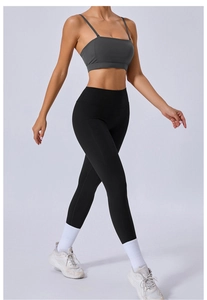 Vue de côté du soutien-gorge de sport gris et du legging de yoga noir taille haute