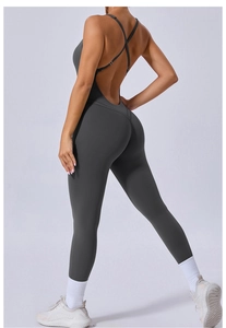 Vue détaillée des bretelles croisées au dos d'une combinaison de yoga gris foncé extensible