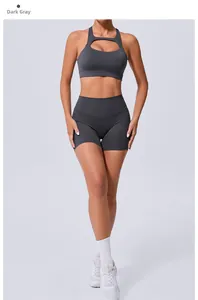 Détail d'un ensemble de yoga gris foncé sans couture avec brassière ajourée et short