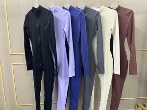 Détail de combinaisons de sport multicolores à manches longues avec demi-zip et passe-pouce