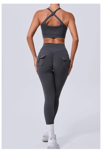 Détail du dos de la brassière de sport grise et du legging taille haute avec poches
