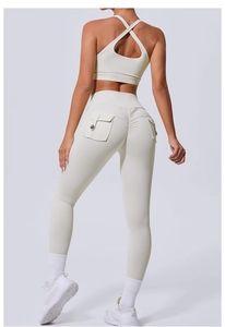 Détail du legging de yoga crème à taille haute avec poches et effet fessier froncé