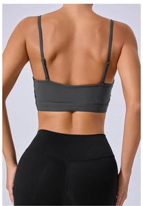 Détail de brassière de sport gris foncé avec fines bretelles réglables au dos nu