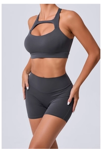 Détail de l'ensemble de yoga à dos croisé avec brassière ajourée et short haut