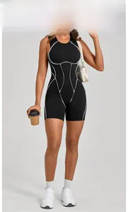Détail du combishort de yoga noir avec coutures contrastées blanches et lignes sculptantes