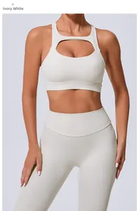 Détail du soutien-gorge de yoga blanc ivoire avec design évidé et texture de tissu premium