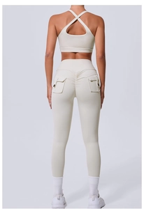 Détail du legging de yoga taille haute avec poches cargo et design fessier galbé