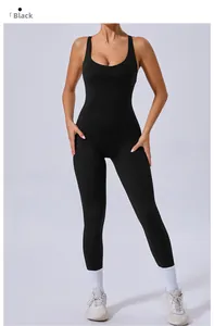 Détail d'une combinaison de sport noire ajustée avec col en U et dos nu ergonomique